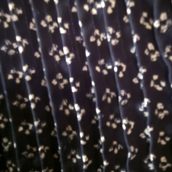 LAST CHANCE Navy and White Floral Blouse - Picture 3 of 4